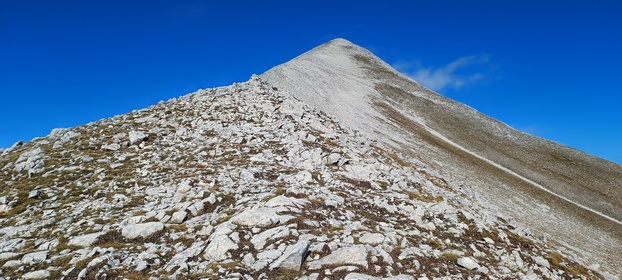 grimpant la cime Vihren et la cime Kutelo